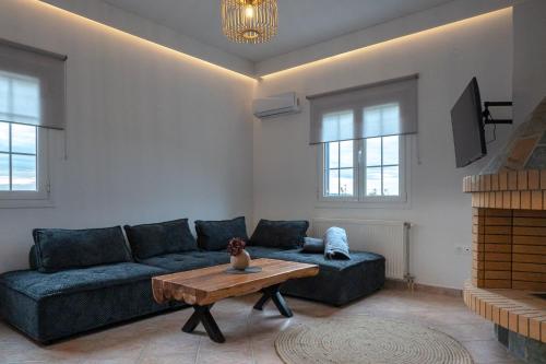 Nea Cryssi AktiNoho Villas @ Sunlit house Paros的带沙发和咖啡桌的客厅