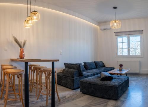 Nea Cryssi AktiNoho Villas @ Sunlit house Paros的客厅配有蓝色的沙发和桌子