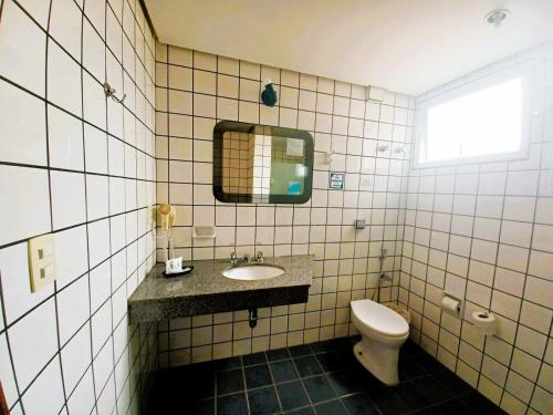阿拉萨图巴里维埃拉酒店的一间带水槽和卫生间的浴室