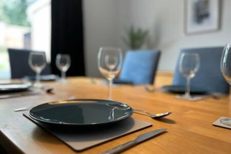 布里斯托Collingwood House by StayStaycations的一张桌子,上面放有盘子和酒杯