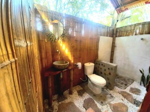 比利亚维哈Avani del desierto的一间带卫生间和水槽的浴室