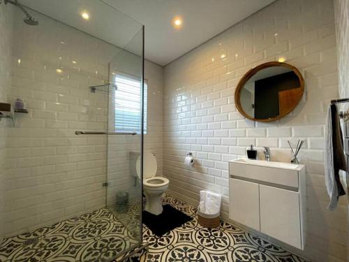 德班Cosy Comfort Guest Suit的一间带卫生间、水槽和镜子的浴室
