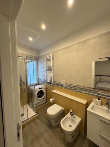 那不勒斯Little House Rione Alto的浴室配有卫生间、盥洗盆和洗衣机。