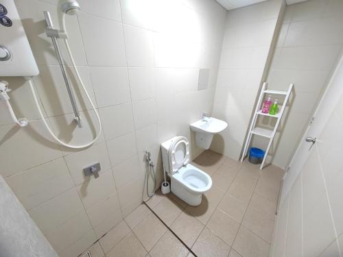 莎阿南Wan's Homestay i-City的一间带卫生间和水槽的浴室