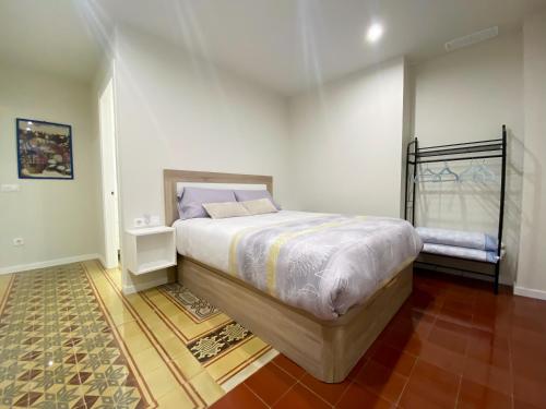 班约莱斯Ca la Tere的一间卧室设有一张大床和一个窗户。
