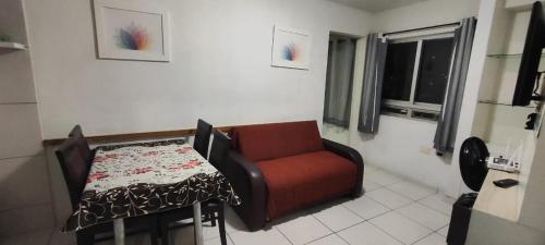 累西腓Boa Vista的客厅配有椅子和桌子