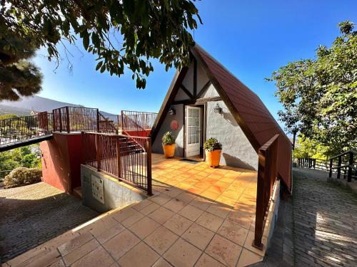拉奥罗塔瓦Finca Oscar Burchard的一座小房子,在庭院中设有三角形屋顶
