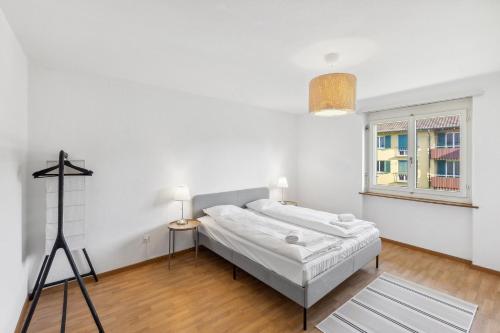 苏黎世Charming Apartments, Just 27 Minutes to Zurich Center的白色的卧室设有床和窗户