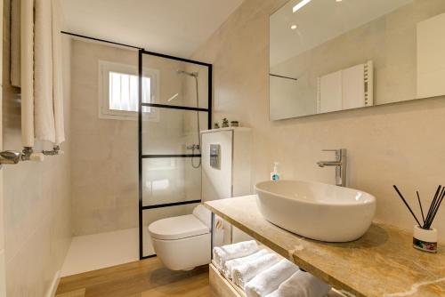 阿尔库迪亚港Orquidia by Rentallorca - Private pool and Garden的白色的浴室设有水槽和卫生间。