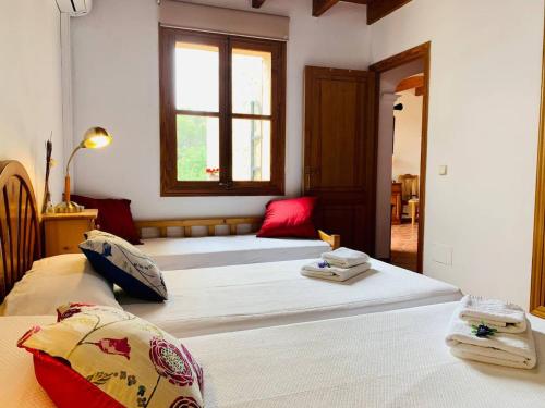阿拉罗Finca Banyols by Rentallorca的一间卧室设有两张床和窗户。