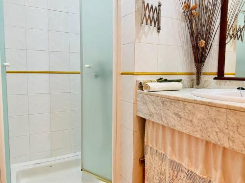 阿拉罗Finca Banyols by Rentallorca的一间带水槽和淋浴的浴室