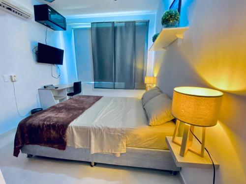 辛塞莱霍La palma- casa amoblada Palma Mayorca的一间卧室配有一张床、一张桌子和一盏灯