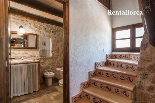阿尔库迪亚Finca Comteses Petit by Rentallorca的一间带水槽、卫生间和楼梯的浴室