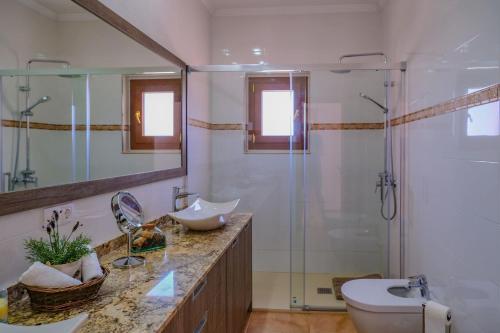蒙图伊里Finca Son Roca by Rentallorca的一间带水槽、淋浴和卫生间的浴室