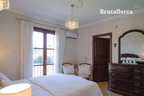 马纳科尔Finca Sa Llum by Rentallorca的一间卧室配有一张床、梳妆台和镜子