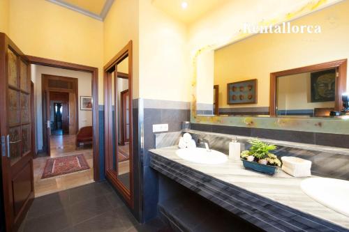马纳科尔Finca Can Corem by Rentallorca的一间带两个盥洗盆和大镜子的浴室