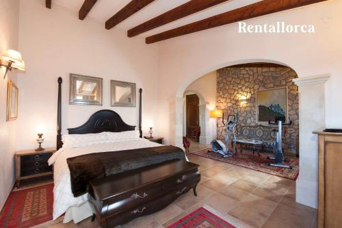 马纳科尔Finca Can Corem by Rentallorca的一间卧室设有一张床和石墙