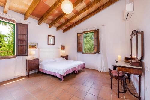 维拉弗兰卡德博纳尼Finca la Finquita by Rentallorca的卧室配有一张床、一张书桌和窗户。