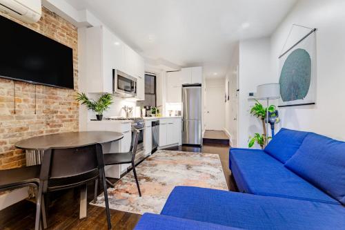 Explore the Authentic Designers 2BD Apartment in Hudson Yards的电视和/或娱乐中心