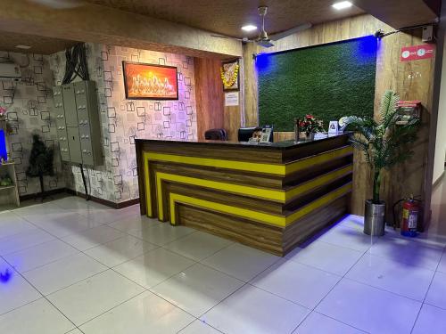 巴罗达Hotel New Shiv Kunj的黄色和黑色条纹的餐厅里的酒吧