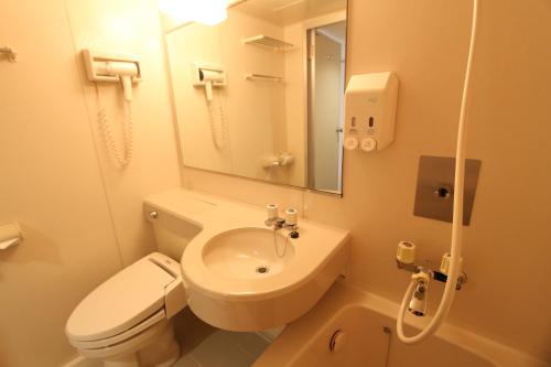 HOTEL LiVEMAX Sapporo Ekimae的一间浴室