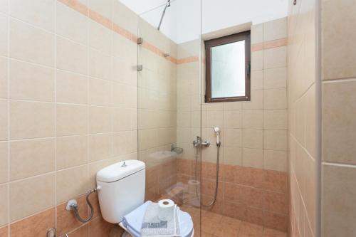 马鲁拉斯Villa Spiridoula的一间带卫生间和淋浴的浴室