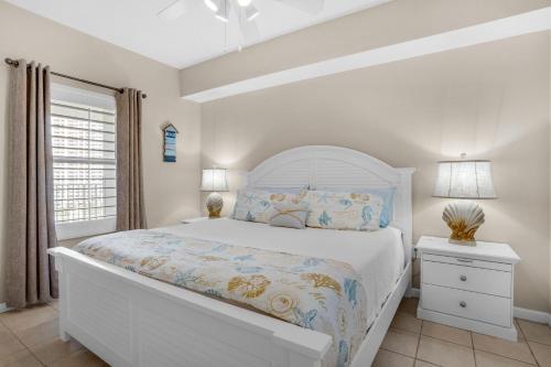 德斯坦Majestic Sun 806B的卧室配有白色的床和窗户。