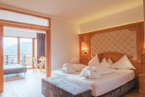 马兰扎霍泽尔霍夫公园酒店的一间带大床的卧室和一个阳台