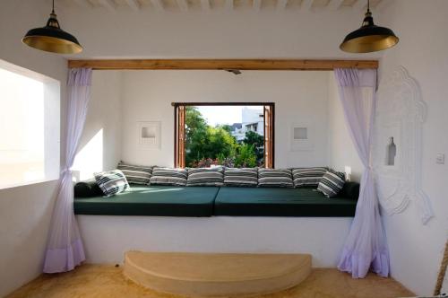 ShelaShela Bahari的一张大绿色的床,位于一个窗户的房间
