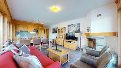 韦松纳Hauts de Veysonnaz SAUNA & VIEW apartments的客厅设有红色的沙发和壁炉
