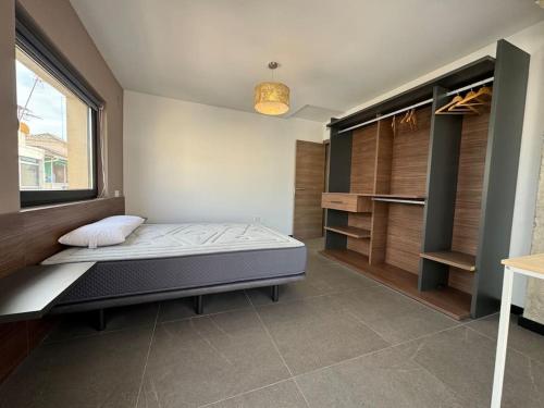 格拉纳达Elegante piso reformado a 1km del centro的一间卧室设有一张床和一个大窗户