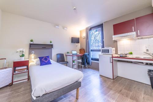 斯特拉斯堡蒙特姆波斯特拉斯堡公寓式酒店的小房间设有床和厨房