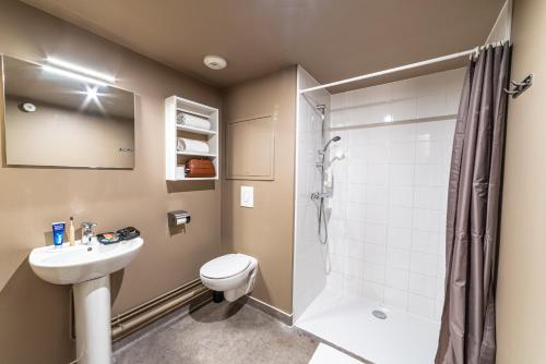 斯特拉斯堡蒙特姆波斯特拉斯堡公寓式酒店的浴室配有卫生间水槽和淋浴。