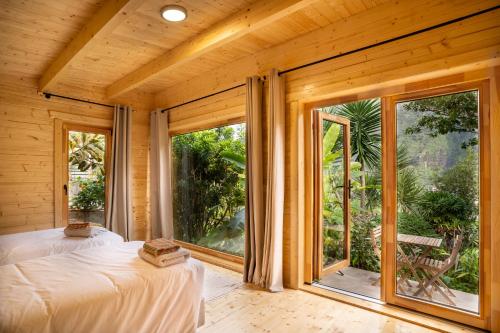 圣维森特Madeira Surf Lodge的一间卧室设有一张床和一个大窗户