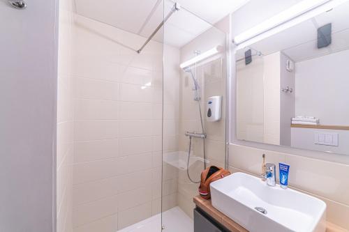 波尔多Montempô Bordeaux Centre - Bassins à flot的白色的浴室设有水槽和淋浴。