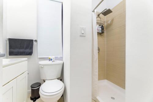 纽约Modern NY Style 2BD Apartment in Upper East Side Manhattan的白色的浴室设有卫生间和淋浴。