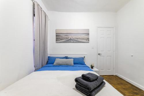 纽约Modern NY Style 2BD Apartment in Upper East Side Manhattan的一间卧室配有带毛巾的床