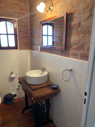 洛斯科克斯Casa GaloTabuas的一间带水槽和镜子的浴室