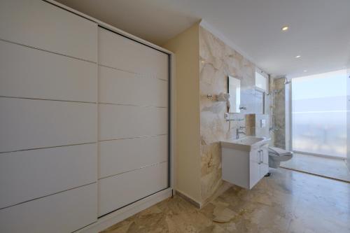 卡尔坎Lumiere Villas 2的白色的浴室设有卫生间和水槽。