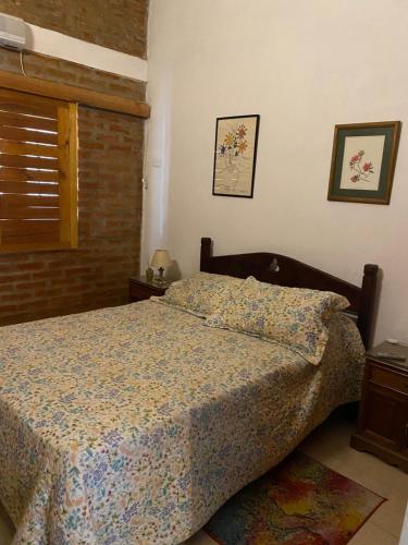 洛斯科克斯Casa GaloTabuas的一间卧室设有一张床和一个窗口