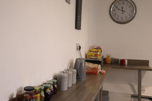 利物浦Kop View的一个带食物罐和时钟的厨房台