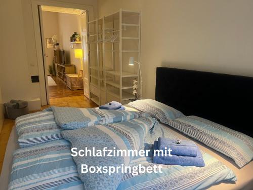 格拉茨Wohnen im Herzen von Graz的一间卧室配有带毛巾的床
