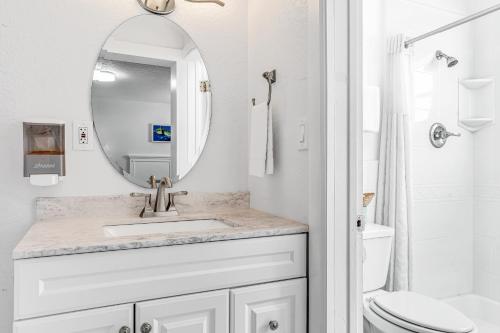 马拉松黑鳍码头度假酒店的白色的浴室设有水槽和镜子