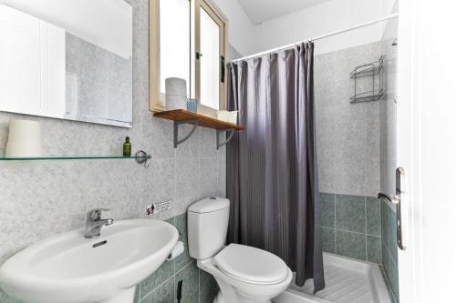 帕福斯Sunny View - A Stunning Apartment With Private Rooftop的浴室配有白色卫生间和盥洗盆。