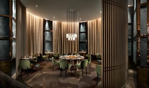 多伦多黑泽尔顿酒店的用餐室设有桌椅和窗户。