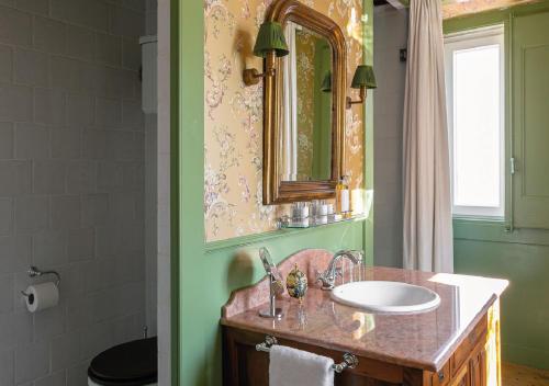 辛特拉Rosegarden House - by Unlock Hotels的一间带水槽和镜子的浴室