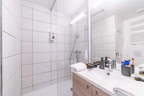 塞纳河畔伊夫里Break & Home Paris Italie Porte de Choisy的白色的浴室设有水槽和淋浴。