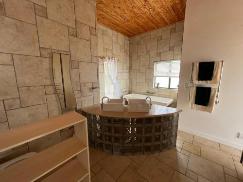 亨蒂斯湾Beach House的一间带大浴缸和水槽的浴室