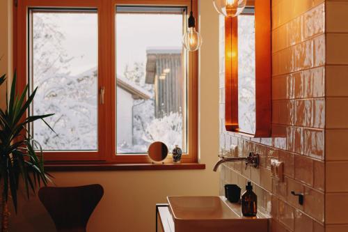 希明格Ferienhaus Schmidhuber的一间带水槽和窗户的浴室