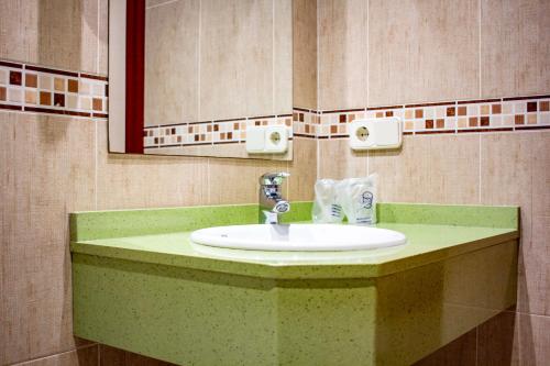 阿兰达德杜洛图丹卡-阿兰达二号酒店的一间带水槽和镜子的浴室